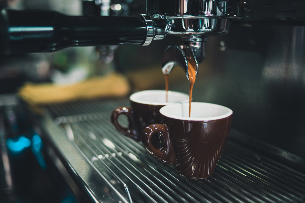 Kavos aparatas daro kavą